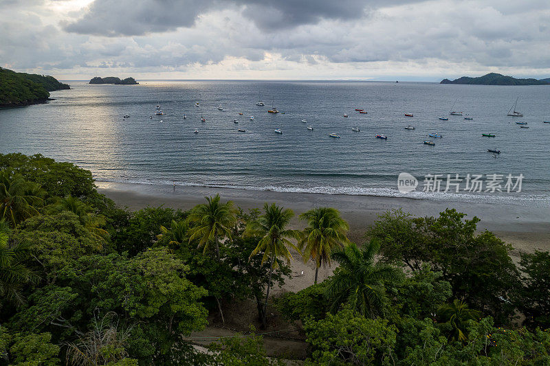 美丽的鸟瞰图，Playas del Coco, Hermosa海滩和它的绿色山脉，海湾和游艇在哥斯达黎加